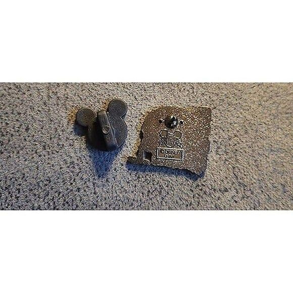 Disney Pirates Skull Chinese Character Pin - Picture 3 of 3